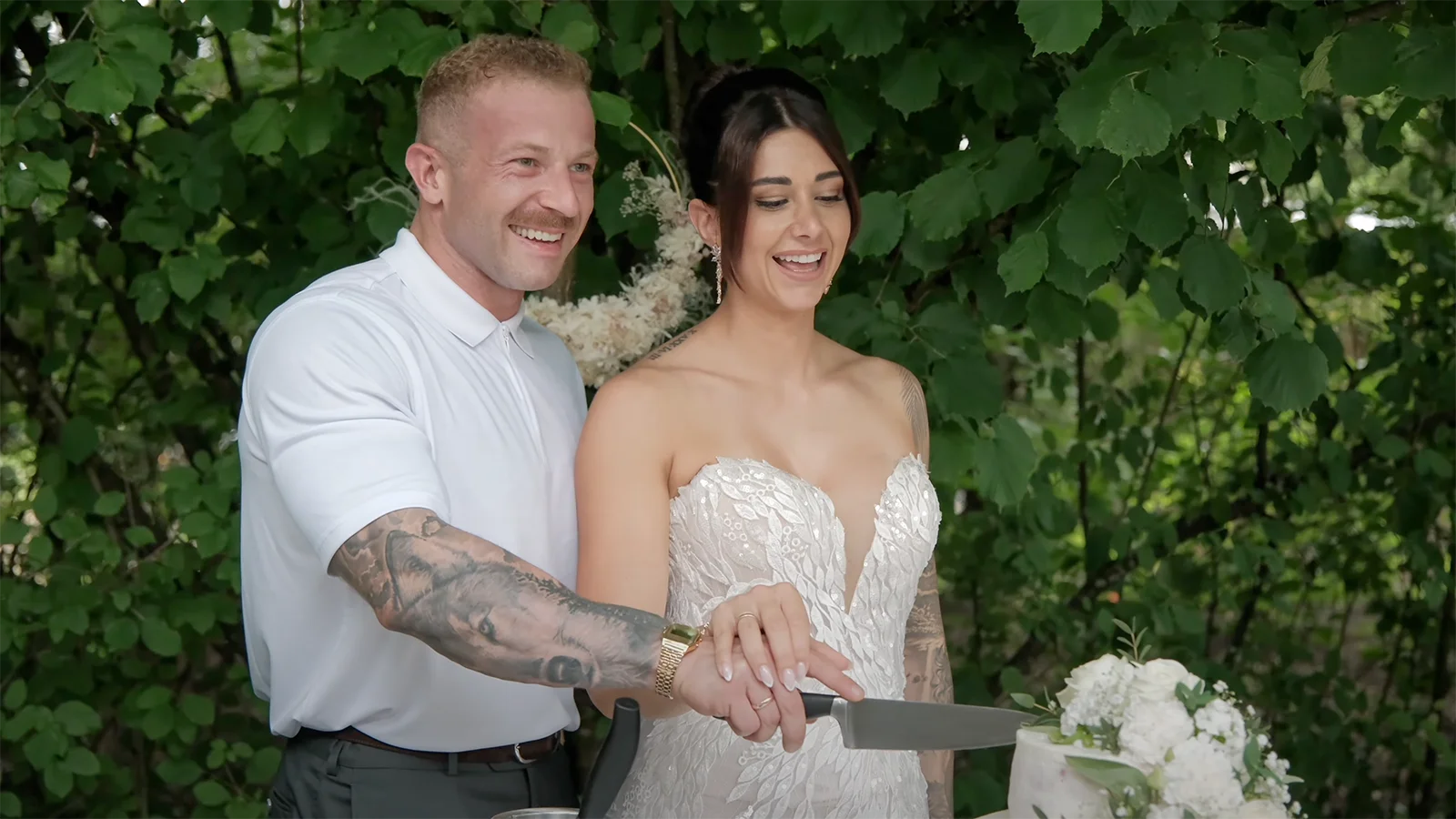 Brautpaar beim Anschnitt der Hochzeitstorte in der Alten Gärtnerei in München